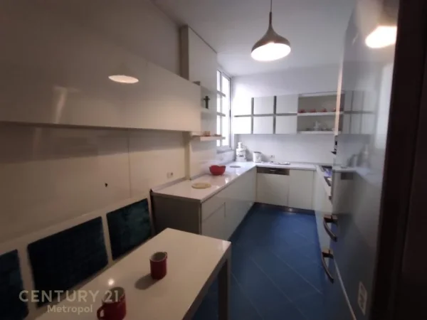 Tirane, jepet me qera apartament Kati 7, 102 m² 800 € (Qender)