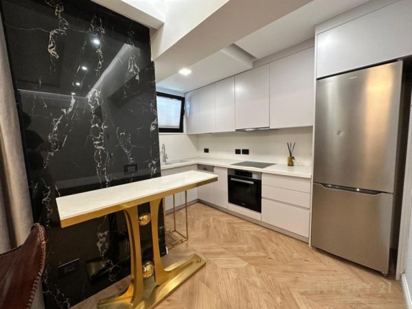 Tirane, jepet me qera apartament 1+1 Kati 5, 85 m² 840 € (Qender)