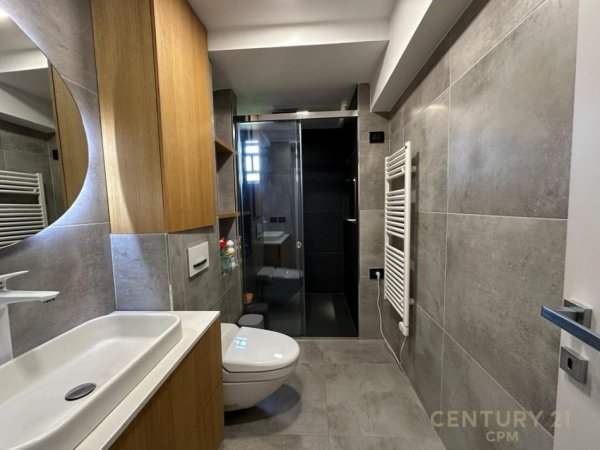Tirane, jepet me qera apartament 1+1 Kati 5, 85 m² 840 € (Qender)