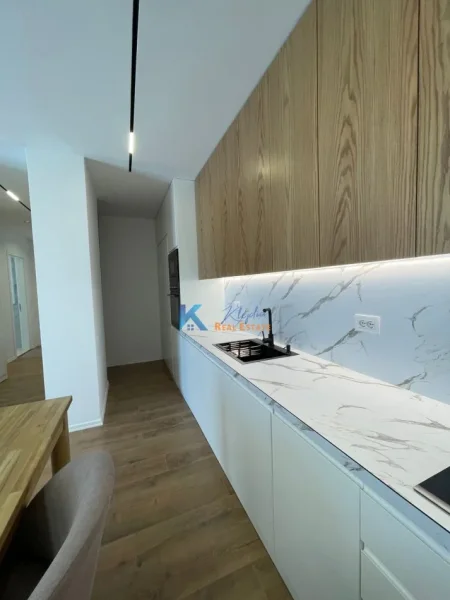 Tirane, jap me qera apartament 2+1+Ballkon Kati 6, 112 m² 1.300 € (Kodra e Diellit, kompleksi Kurora e Kopshtit Botanik)