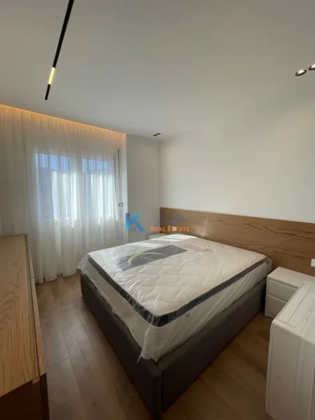 Tirane, jap me qera apartament 2+1+Ballkon Kati 6, 112 m² 1.300 € (Kodra e Diellit, kompleksi Kurora e Kopshtit Botanik)