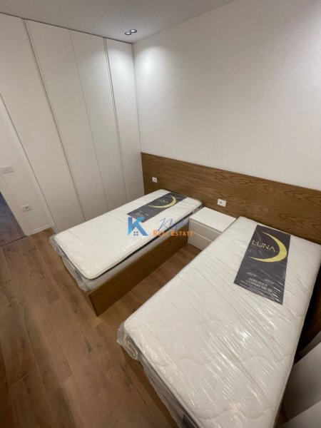 Tirane, jap me qera apartament 2+1+Ballkon Kati 6, 112 m² 1.300 € (Kodra e Diellit, kompleksi Kurora e Kopshtit Botanik)