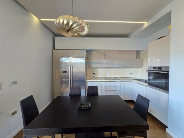 Tirane, shitet apartament 2+1+Ballkon Kati 9, 190 m² 650.000 € (QENDER)