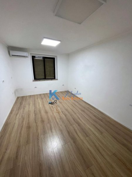 Tirane, jap me qera ambjent biznesi Kati 2, 70 m² (Kryqezimi i Vasil Shantos)