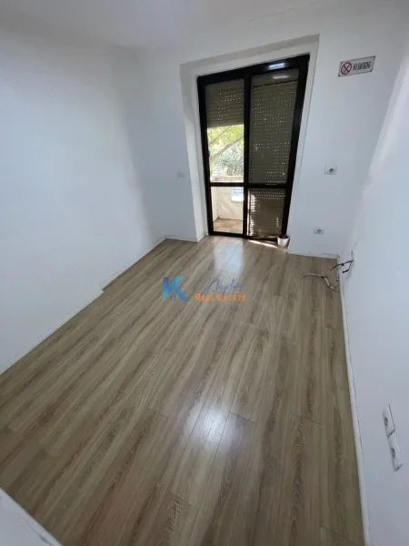 Tirane, jap me qera ambjent biznesi Kati 2, 70 m² (Kryqezimi i Vasil Shantos)