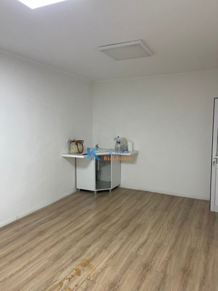 Tirane, jap me qera ambjent biznesi Kati 2, 70 m² (Kryqezimi i Vasil Shantos)