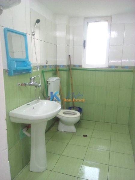 Tirane, jap me qera ambjent biznesi Kati 2, 70 m² (Kryqezimi i Vasil Shantos)