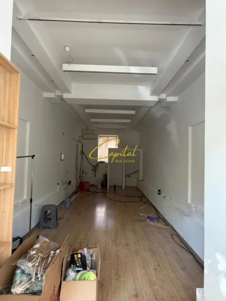 Tirane, jepet me qera dyqan Kati 0, 50 m² 1.300 € (RRUGA E KAVAJES)