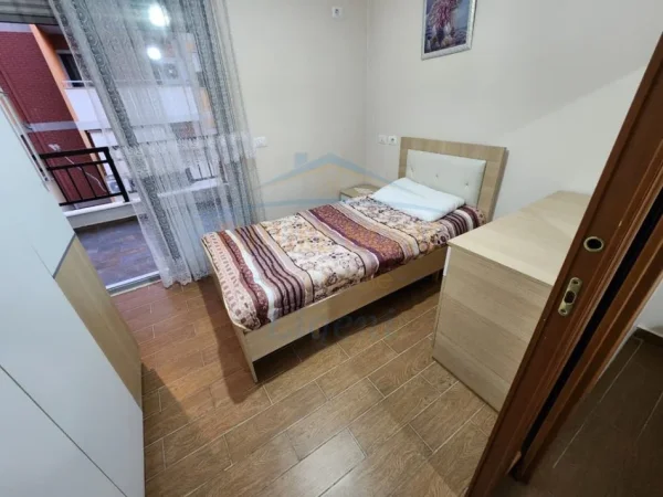Tirane, jepet me qera apartament 1+1+Ballkon Kati 4, 70 m² 630 € (Liqeni thate)