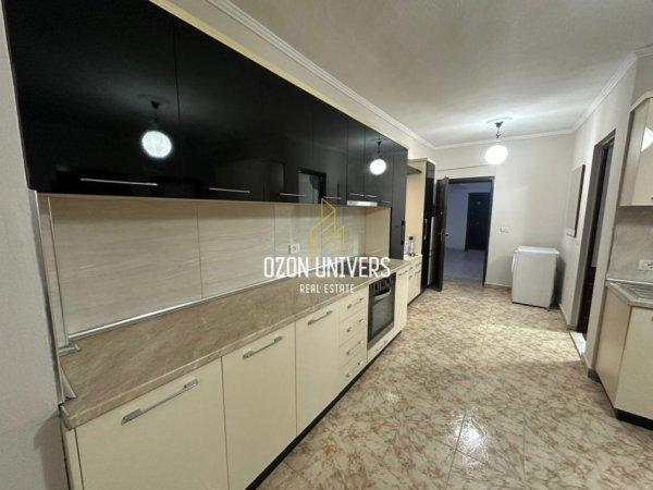 Tirane, jepet me qera apartament 2+1+Ballkon Kati 6, 120 m² 600 € (Laprakë, Rruga Dritan Hoxha Tirana, Albania)