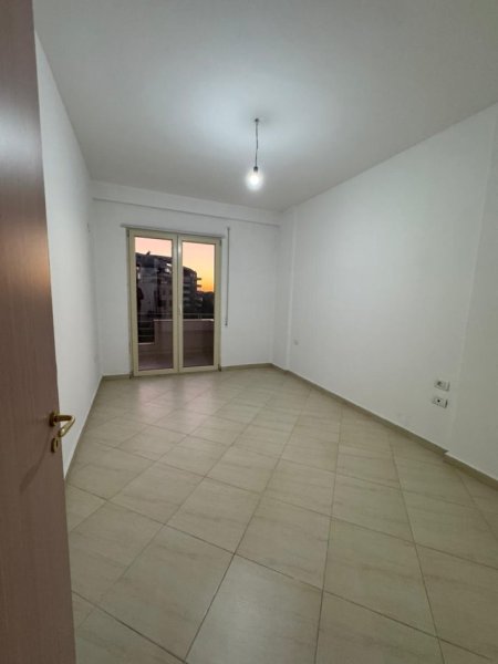 Tirane, shitet apartament 1+1+Ballkon Kati 2, 79 m² 107.000 € (Fresku,Rruga e Dajtit)
