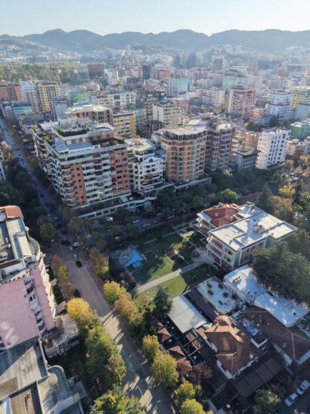 Tirane, jepet me qera ambjent biznesi , 620 m² 14.000 € 