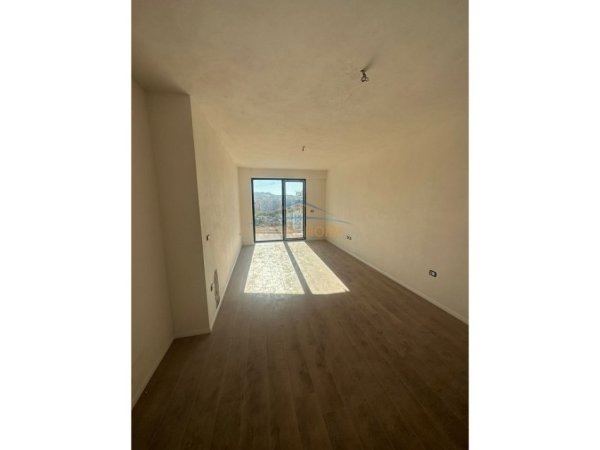 Tirane, shitet apartament 2+1+Ballkon Kati 8, 103 m² 168.000 € (Fusha Aviacionit)