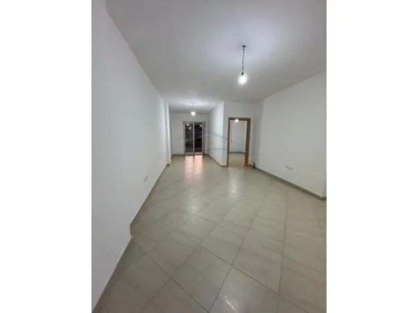 shitet apartament 1+1+Ballkon Kati 2, 79 m² 107.000 € (Fresku,Rruga e Dajtit)