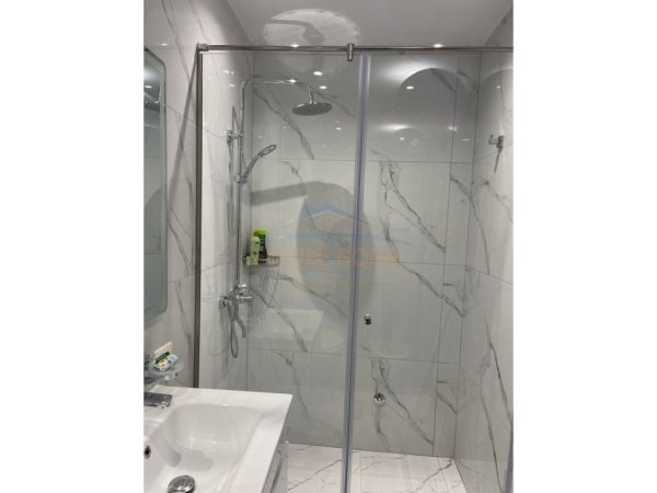 Tirane, jepet me qera apartament 1+1+Ballkon Kati 8, 70 m² 1.000 € (Rruga e Kososvareve)