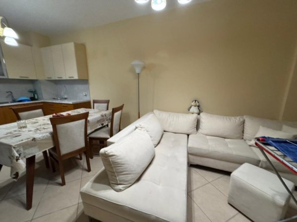 Tirane, jepet me qera apartament 2+1 Kati 6, 700 € 