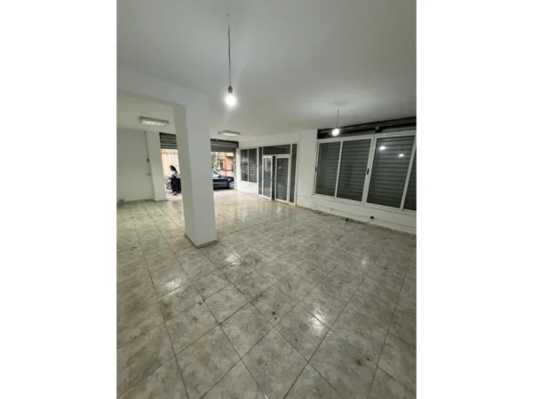 Tirane, jepet me qera ambjent biznesi Kati 0, 143 m² 1.000 € (Bulevardi Bajram Curri)