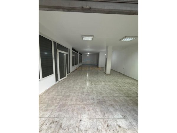 Tirane, jepet me qera ambjent biznesi Kati 0, 143 m² 1.000 € (Bulevardi Bajram Curri)