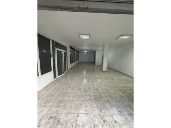 Tirane, jepet me qera ambjent biznesi Kati 0, 143 m² 1.000 € (Bulevardi Bajram Curri)