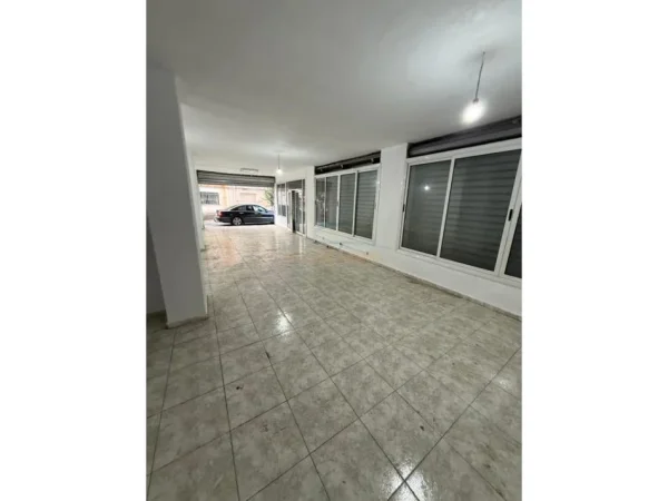 Tirane, jepet me qera ambjent biznesi Kati 0, 143 m² 1.000 € (Bulevardi Bajram Curri)