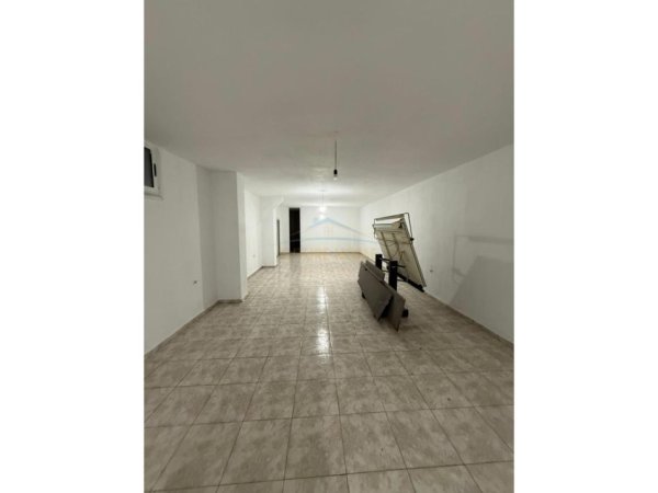 Tirane, jepet me qera ambjent biznesi Kati 0, 143 m² 1.000 € (Bulevardi Bajram Curri)