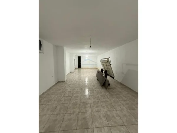 Tirane, jepet me qera ambjent biznesi Kati 0, 143 m² 1.000 € (Bulevardi Bajram Curri)