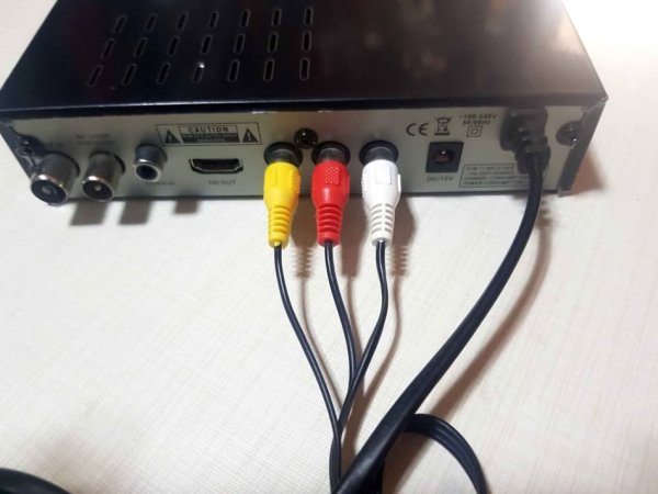 Lushnje, shes Aparatin Dvbt 2. I perdorur por ne gjendje te rregullt pune. 10 mij te vjetra