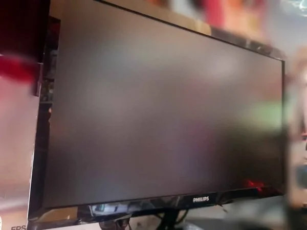 Lushnje, shes Monitorin "Philips 247E " 24 inch. Butonat me prekje. Lidhje me VGA dhe DVI. Cmimi 29 mij te vjetra
