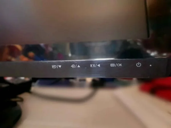 Lushnje, shes Monitorin "Philips 247E " 24 inch. Butonat me prekje. Lidhje me VGA dhe DVI. Cmimi 29 mij te vjetra