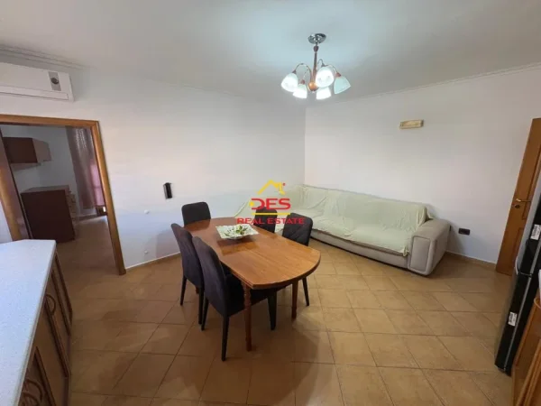 Vlore, jepet me qera apartament 3+1+Ballkon Kati 3, 120 m² 400 € (Rruga Misto Mele)