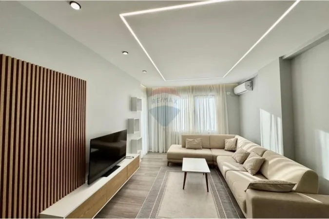 Tirane, jepet me qera apartament 1+1 , 75 m² 600 € (Stacioni Trenit)