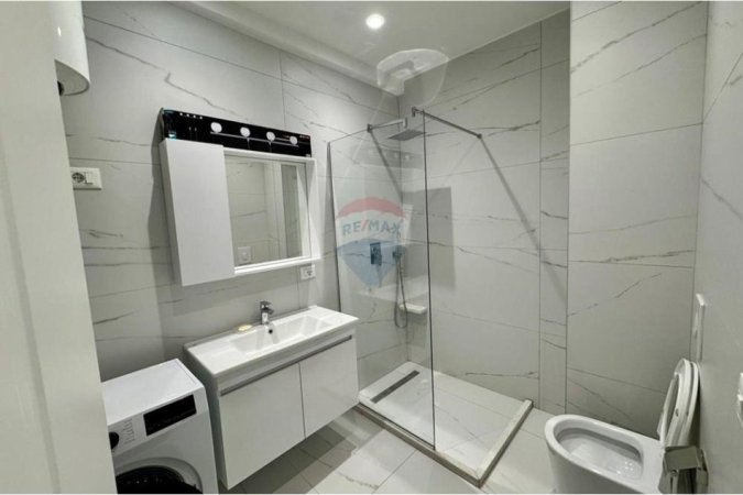 Tirane, jepet me qera apartament 1+1 , 75 m² 600 € (Stacioni Trenit)