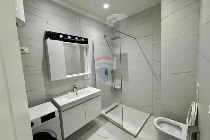 Tirane, jepet me qera apartament 1+1 , 75 m² 600 € (Stacioni Trenit)