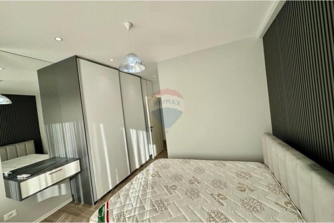 Tirane, jepet me qera apartament 1+1 , 75 m² 600 € (Stacioni Trenit)