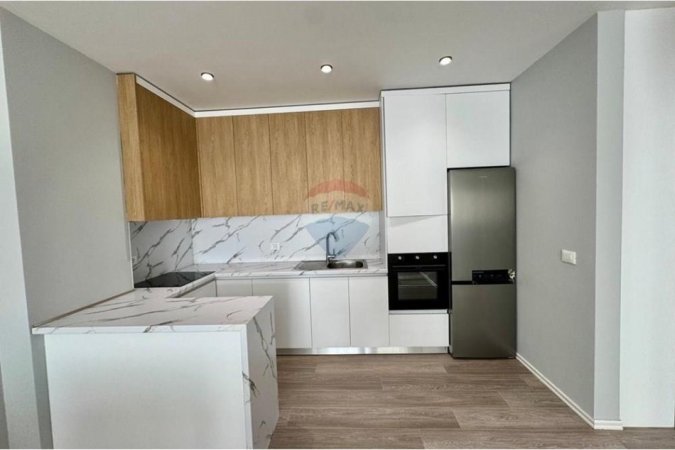 Tirane, jepet me qera apartament 1+1 , 75 m² 600 € (Stacioni Trenit)