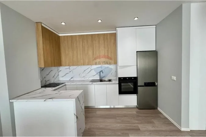 Tirane, jepet me qera apartament 1+1 , 75 m² 600 € (Stacioni Trenit)