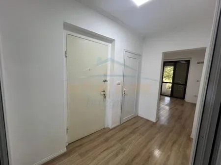 Tirane, jepet me qera apartament 2+1 Kati 2, 65 m² 700 € 
