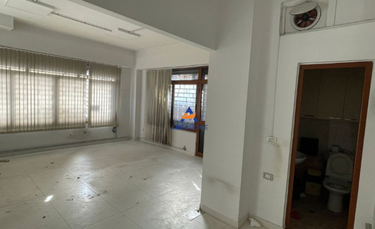Tirane, jepet me qera ambjent biznesi Kati 0, 65 m² 700 € (9 KATESHET)