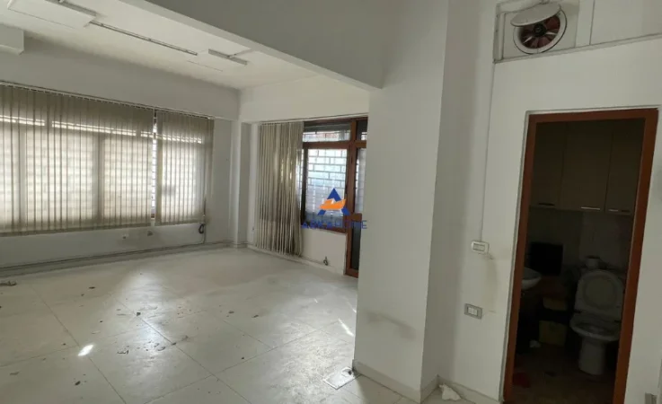 Tirane, jepet me qera ambjent biznesi Kati 0, 65 m² 700 € (9 KATESHET)
