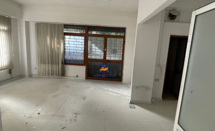 Tirane, jepet me qera ambjent biznesi Kati 0, 65 m² 700 € (9 KATESHET)