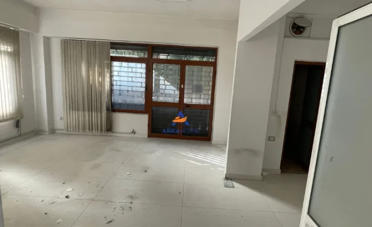Tirane, jepet me qera ambjent biznesi Kati 0, 65 m² 700 € (9 KATESHET)