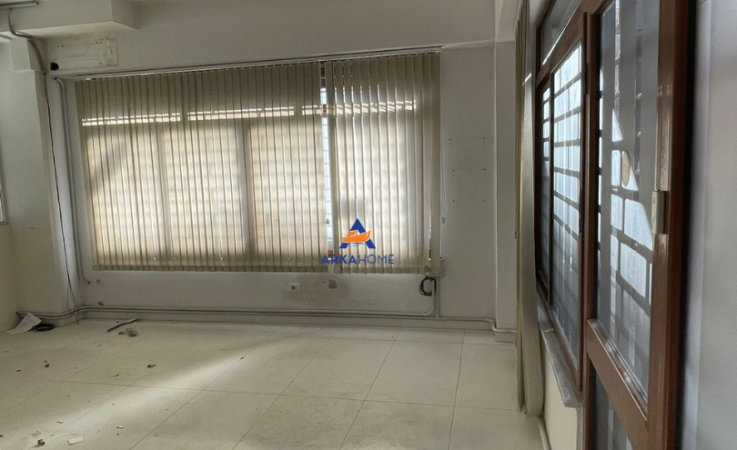 Tirane, jepet me qera ambjent biznesi Kati 0, 65 m² 700 € (9 KATESHET)