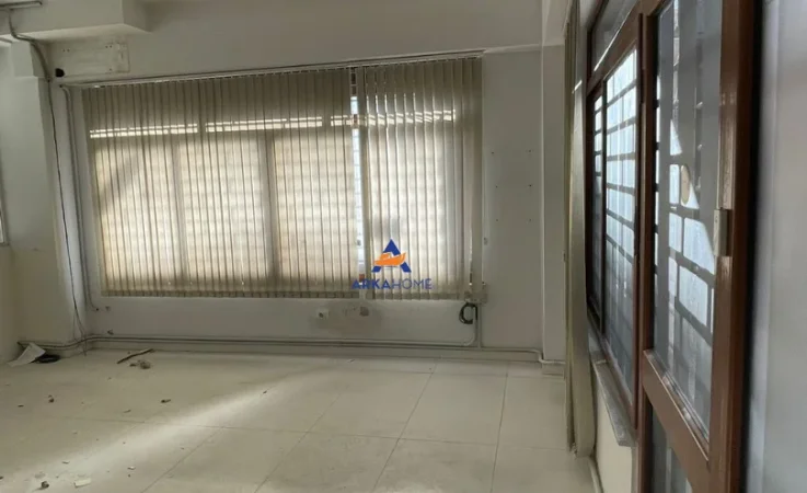 Tirane, jepet me qera ambjent biznesi Kati 0, 65 m² 700 € (9 KATESHET)