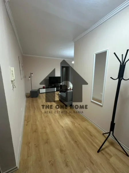 Tirane, jepet me qera apartament 2+1+Ballkon Kati 5, 90 m² 650 € (ish Fusha Aviacionit)