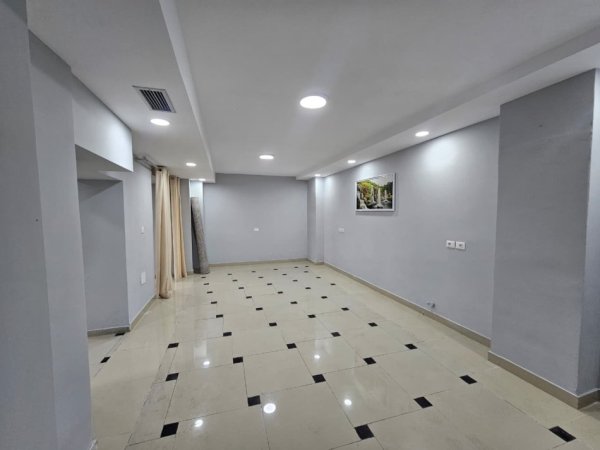 Durres, jepet me qera ambjent biznesi Kati 0, 121 m² 600 €