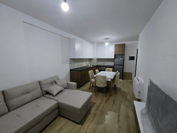 UNIVERS CITY, jepet me qera apartament 2+1+post parkimi Kati 2, 80 m² 550 € (QTU)