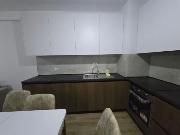 UNIVERS CITY, jepet me qera apartament 2+1+post parkimi Kati 2, 80 m² 550 € (QTU)
