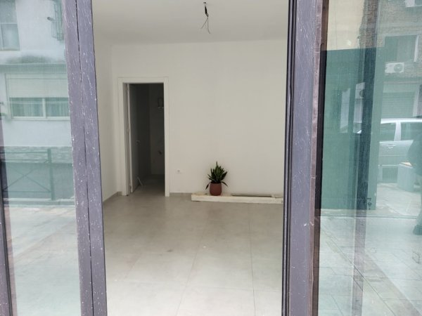 Tirane, jap me qera dyqan Kati 0, 25 m² 600 Leke