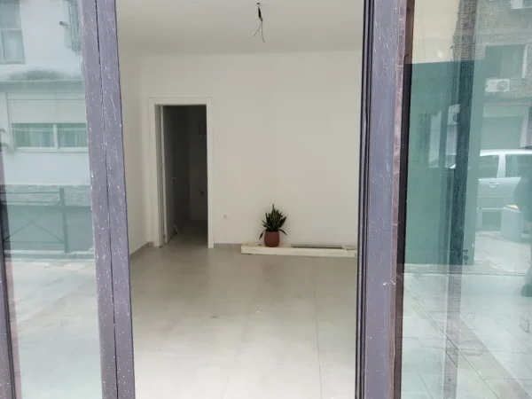 Tirane, jap me qera dyqan Kati 0, 25 m² 600 Leke