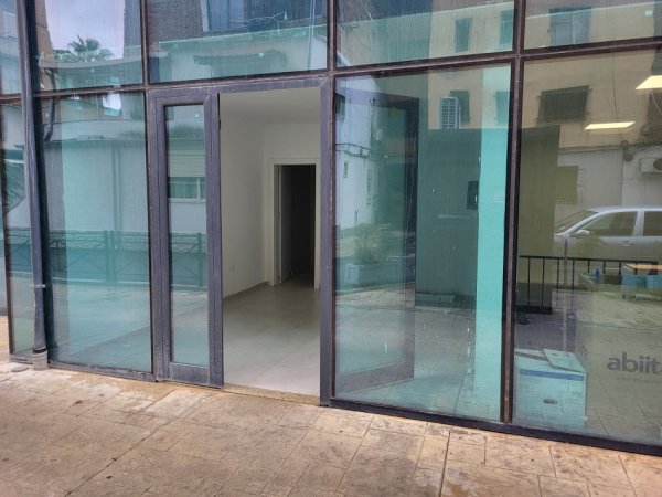 Tirane, jap me qera dyqan Kati 0, 25 m² 600 Leke